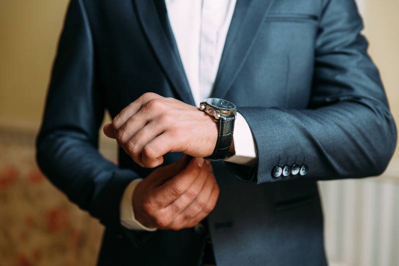 uomo con vestito elegante