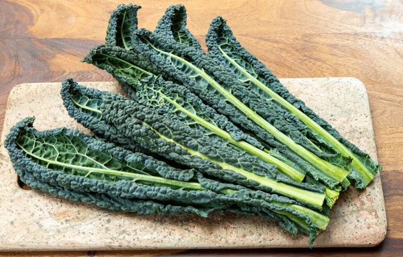 foglie di cavolo nero su tagliere