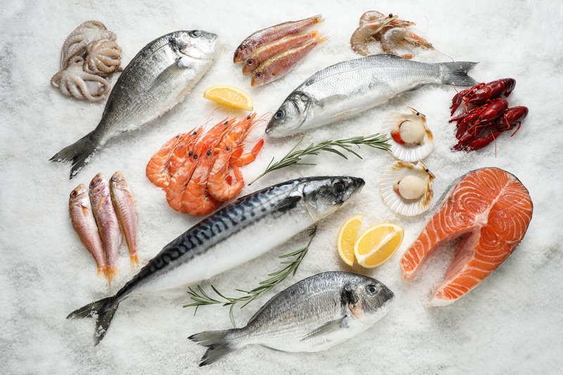 pesce bianco e pesce azzurro insieme a gamberoni e pezzi di limone