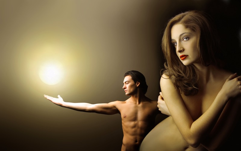pudore uomo e donna mostrano corpo luce soffusa
