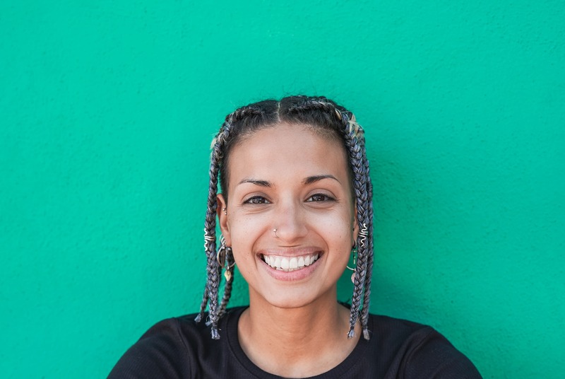 ragazza sorridente con piercing per capelli