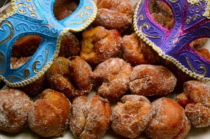 Fritole con maschere veneziane