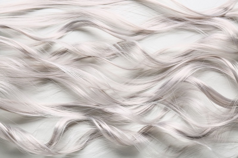 capelli bianchi ondulati