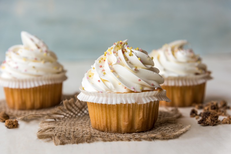 cupcake pasquali vegan e gluten free con crema bianca al cocco e piccole decorazioni colorate