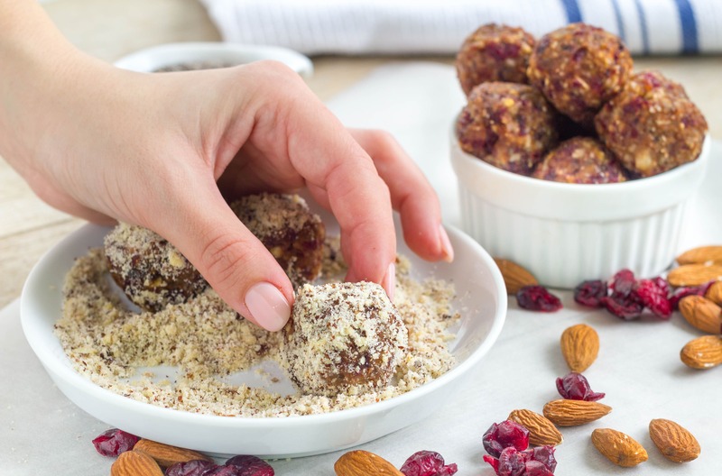 mano femminile impasta Energy balls