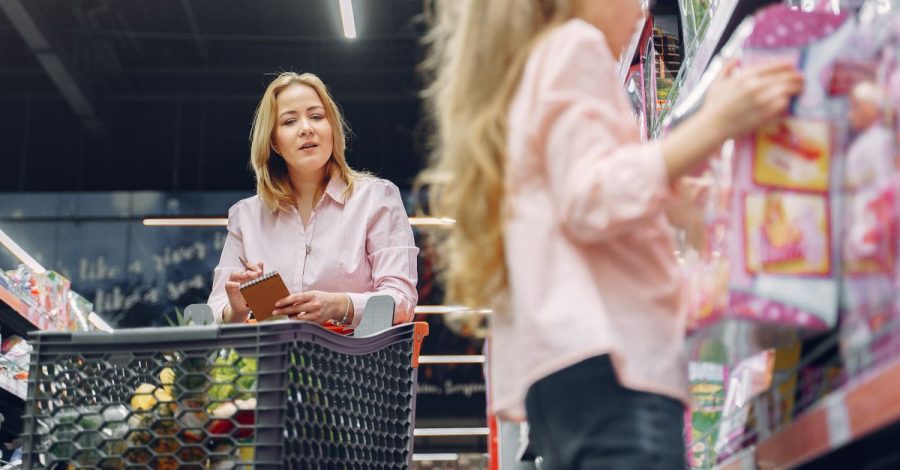 La spesa costa meno con metodo, lista precisa e scelte mirate: Madre e figlia fanno la spesa insieme in un supermercato…